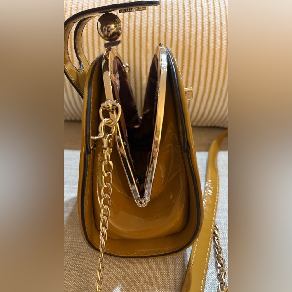 ✨ Retro Mustard Patent Half-Moon Crossbody Bag - Vintage Vibe! ✨ - Picture 4 of 8